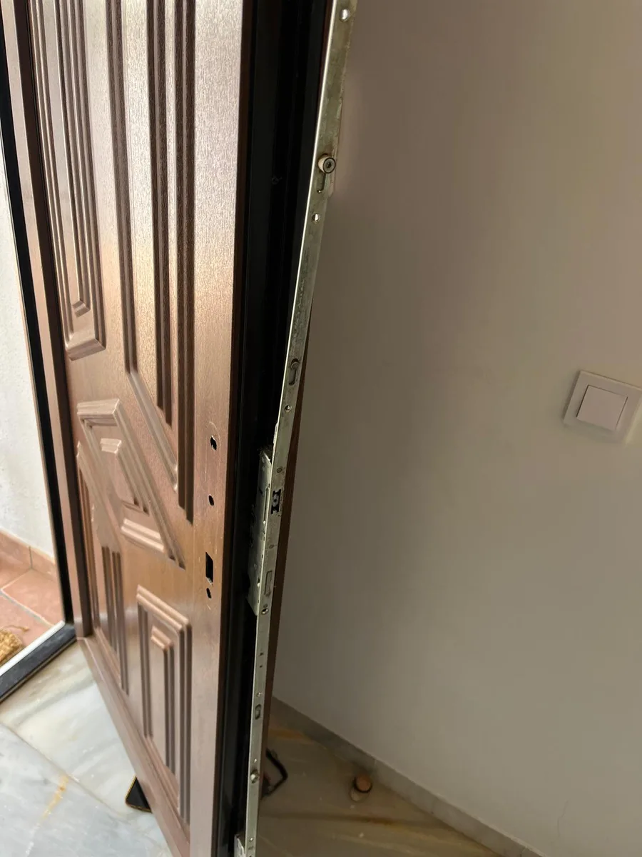 Instalación de cerradura de seguridad en una puerta blindada