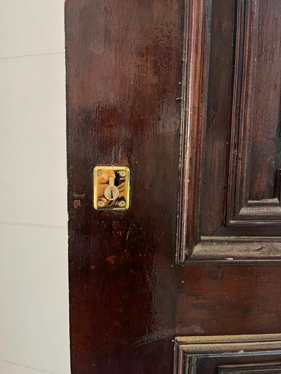 Cerradura de seguridad adicional instalada
