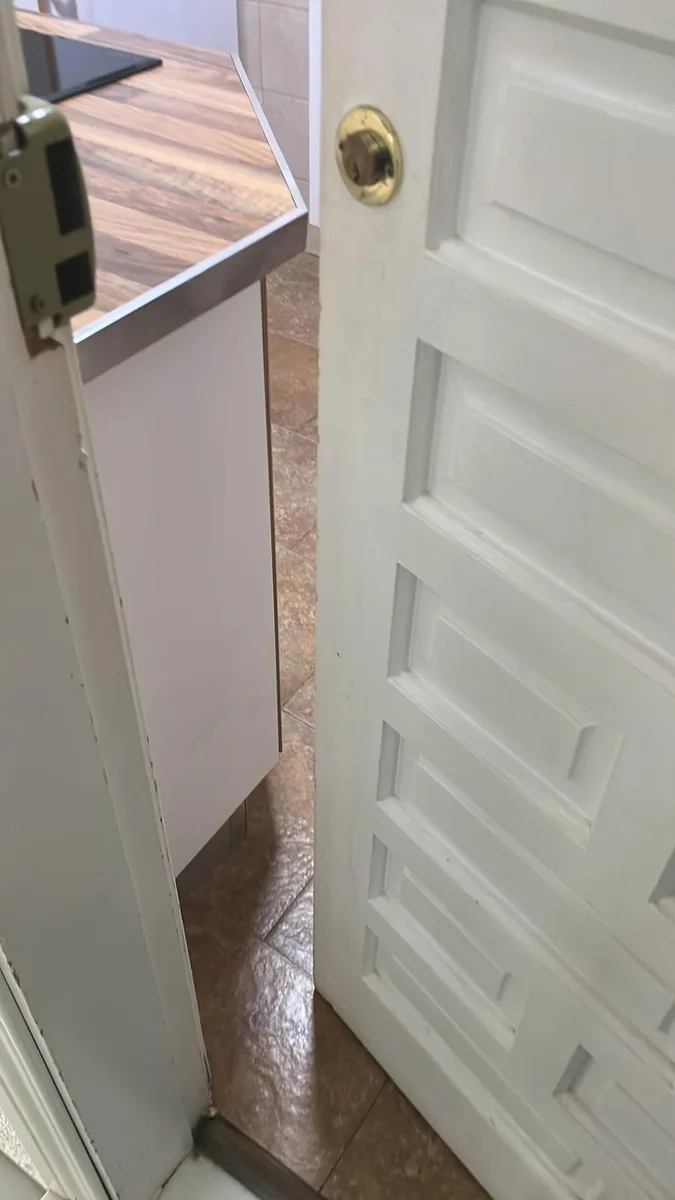 Apertura de una puerta sin dañar la cerradura